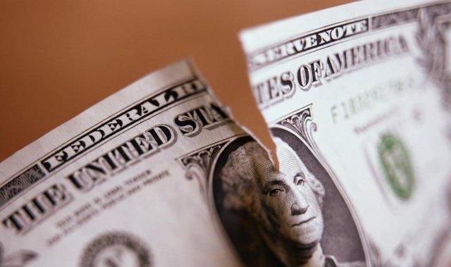 دلار آمریکا برای نخستین بار در 8 سال گذشته جایش را به یورو دلار آمریکا برای نخستین بار در 8 سال گذشته جایش را به یورو داد
